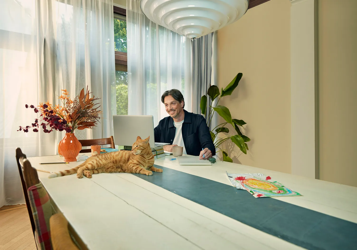 Man die aan het thuiswerken is met een kat.